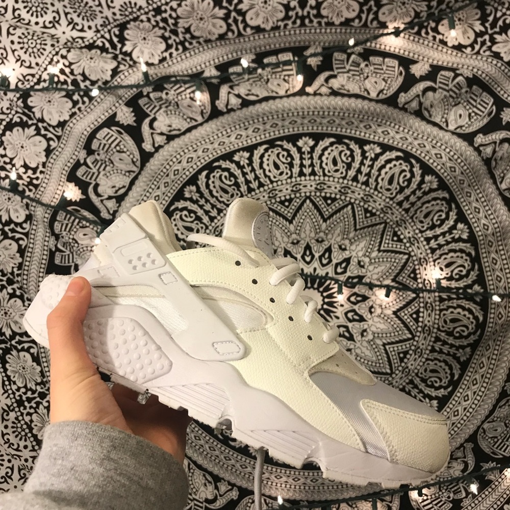 White Nike Air Huaraches